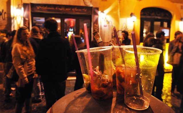 Movida e sanzioni: stop a tavolini per Antico Caffè e Su Cumbidu