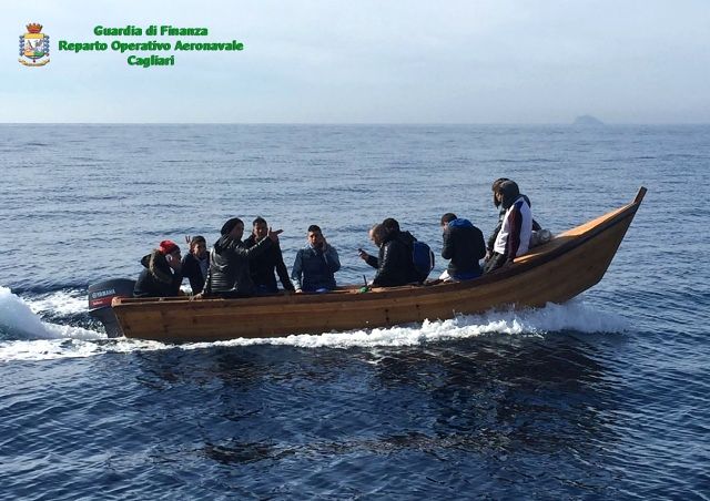 Migranti nel Sulcis, Minniti in Algeria: “Via a collaborazione contro gli sbarchi”