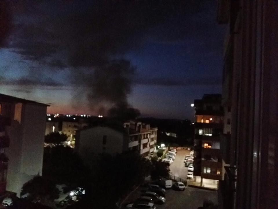 Campo nomadi demolito, ma i roghi sulla 554 continuano