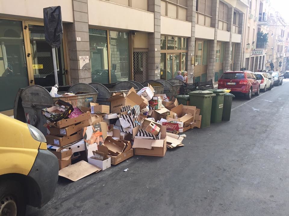 Cagliari, città ancora indecorosamente sporca: monumenti imbrattati