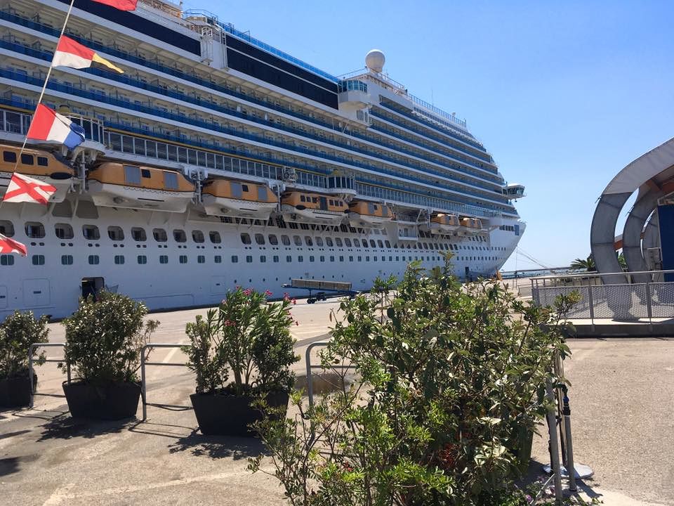 Croceristi, lo sbarco dei 15mila a Cagliari: “Baristi, non murrungiate”