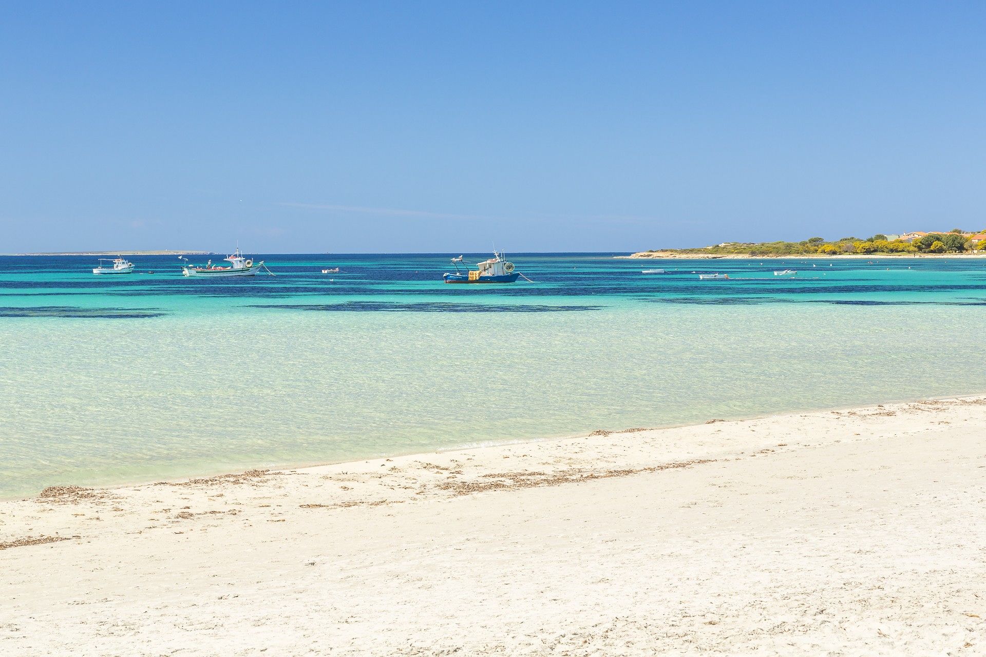 Sardegna, maniaco in spiaggia si spoglia di fronte a una bimba