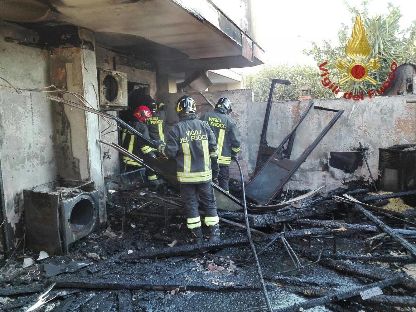 Sestu, barca prende fuoco: le fiamme danneggiano due appartamenti