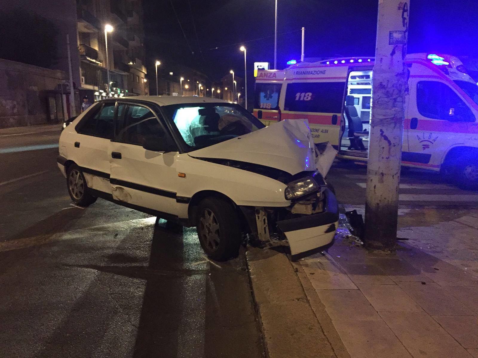 Via Bacaredda, una Delta guidata da una ragazza si schianta su un palo