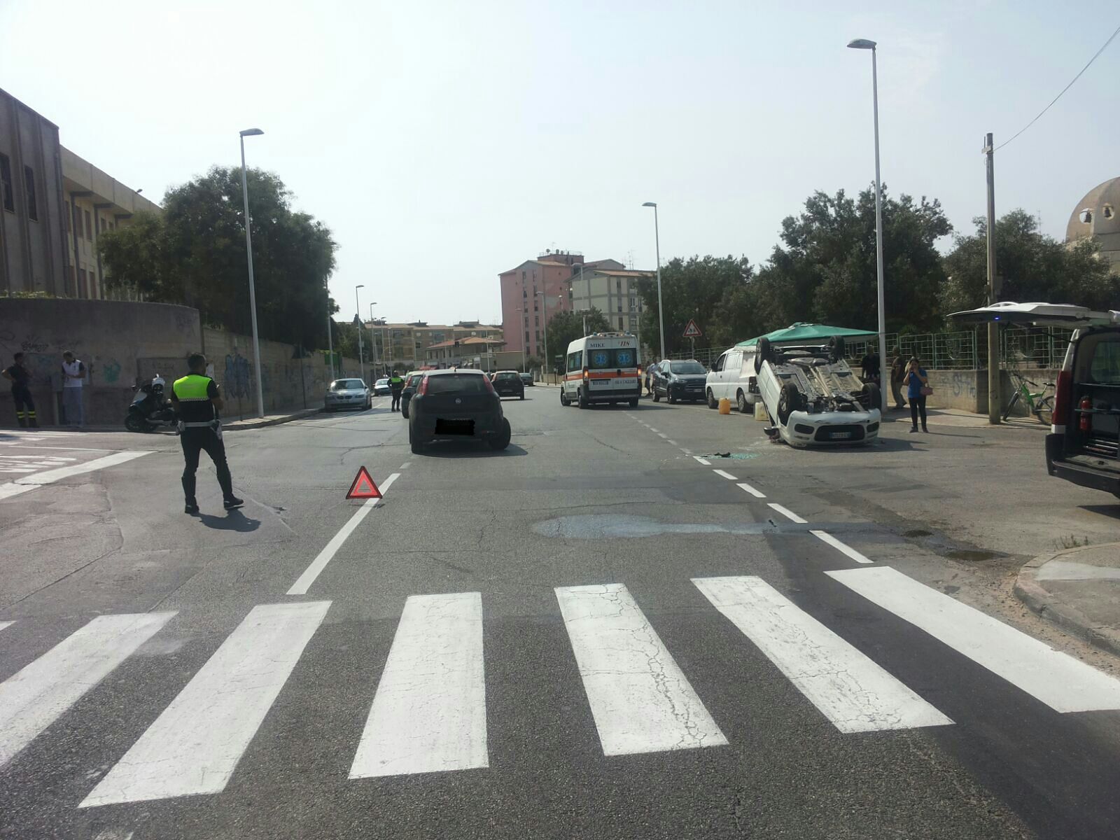 Via Cornalias, auto si ribalta dopo un tamponamento: un ferito