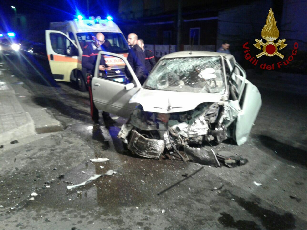 Incidente nella notte ad Ortacesus, un uomo incastrato tra le lamiere