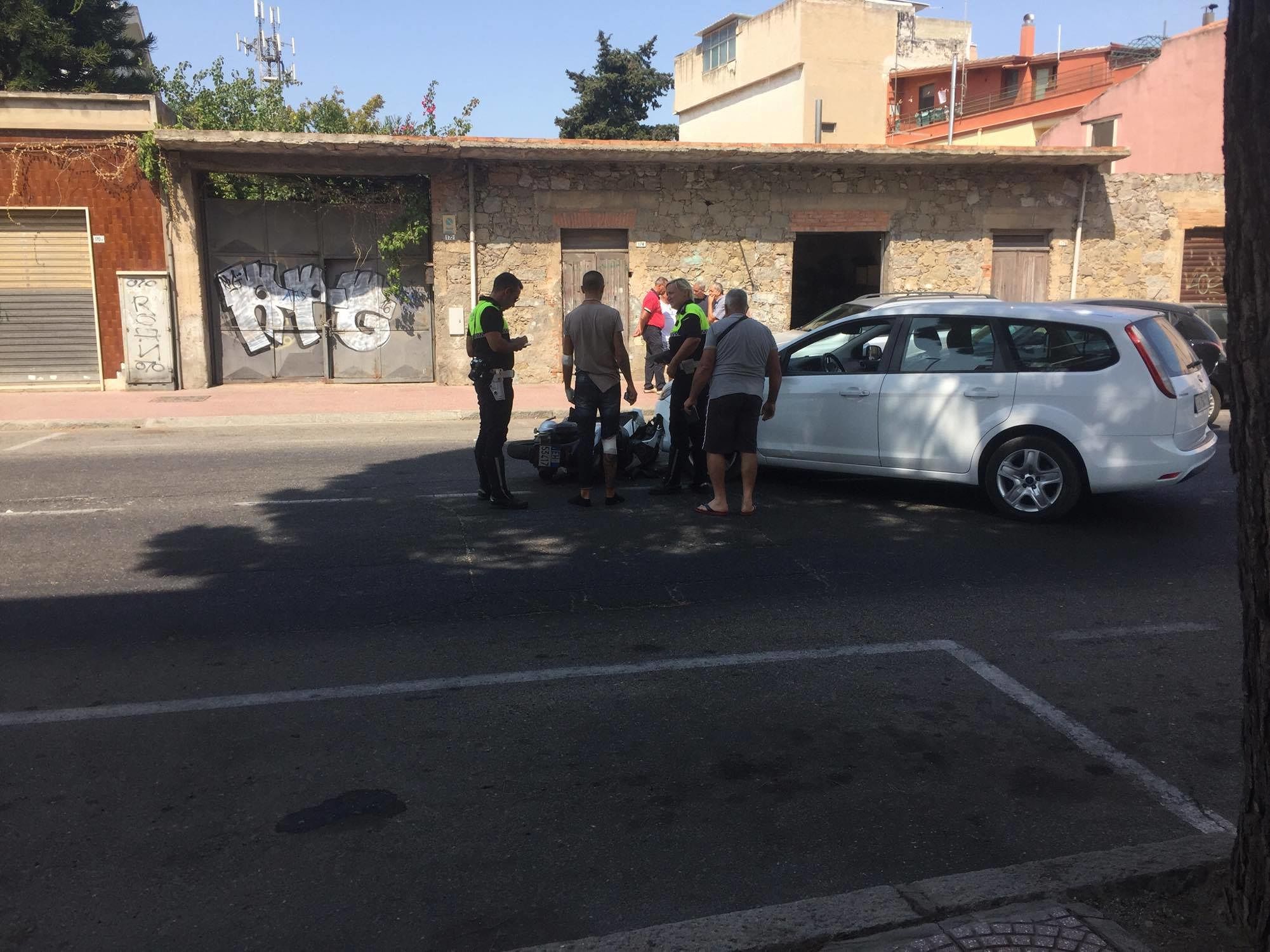 Focus contro scooter, caos a Pirri in via Italia: ferito un minorenne