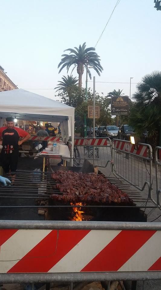 Via Roma come Santa Greca, sagra tra “caddozzoni” e arrostitori