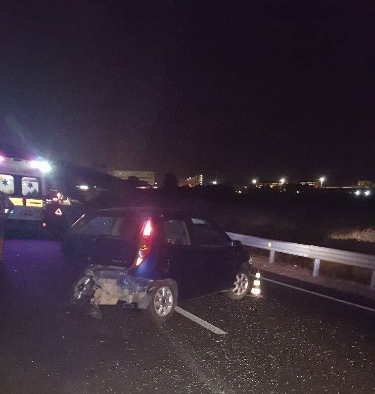 Ss 195, perde il controllo dell’auto e viene tamponato: due feriti