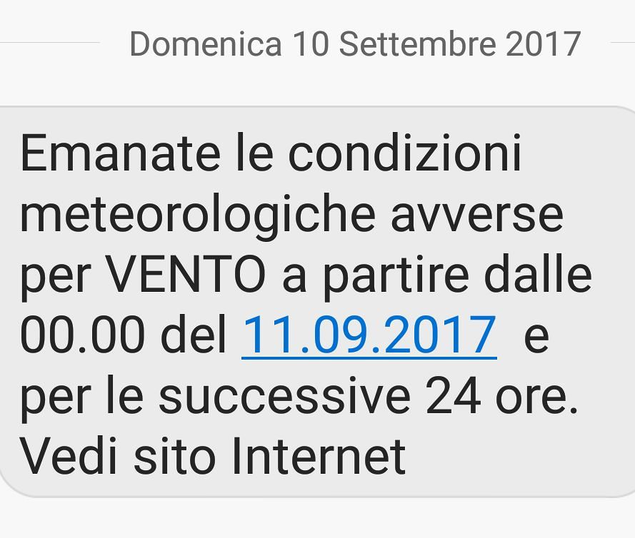 Allerta meteo per il forte vento: “Non buttate carta e plastica”