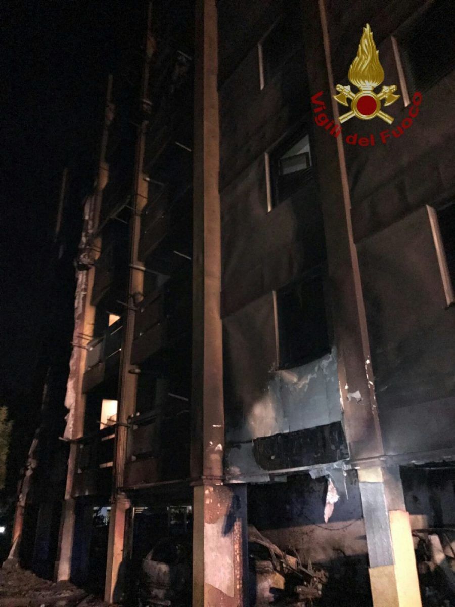 Fiamme a Pirri, notte di paura in via Su Planu: evacuate dieci famiglie