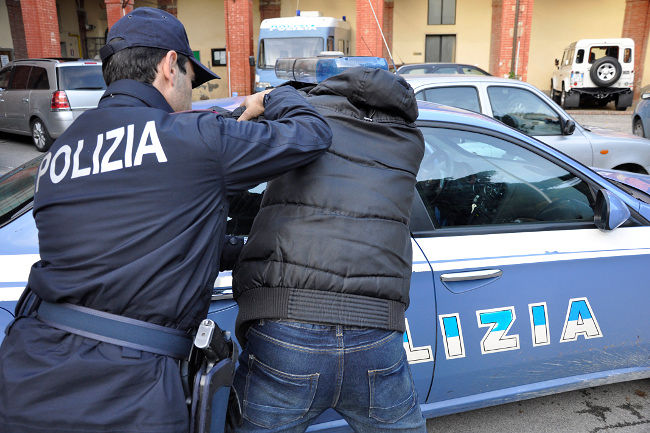 Topi d’auto e ladri buongustai: tre persone arrestate dalla polizia