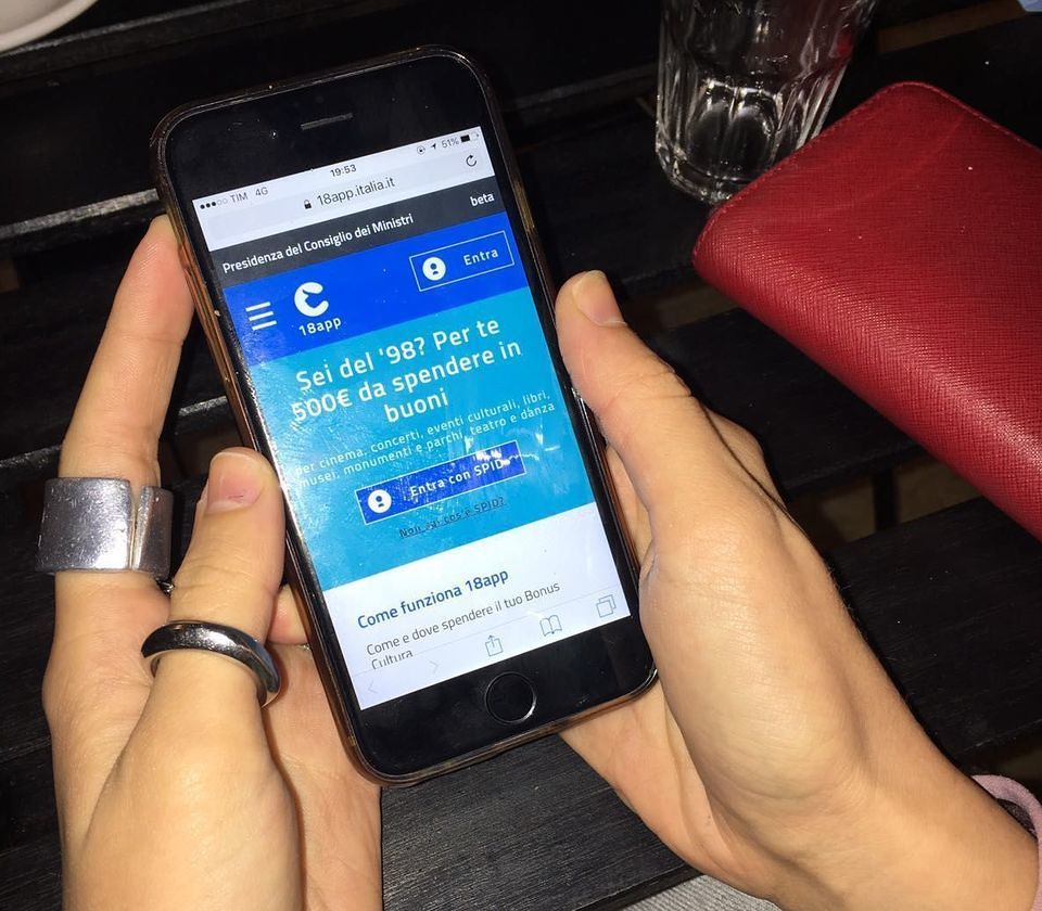 Buoni ai 18enni, i giovani sardi pazzi per Amazon