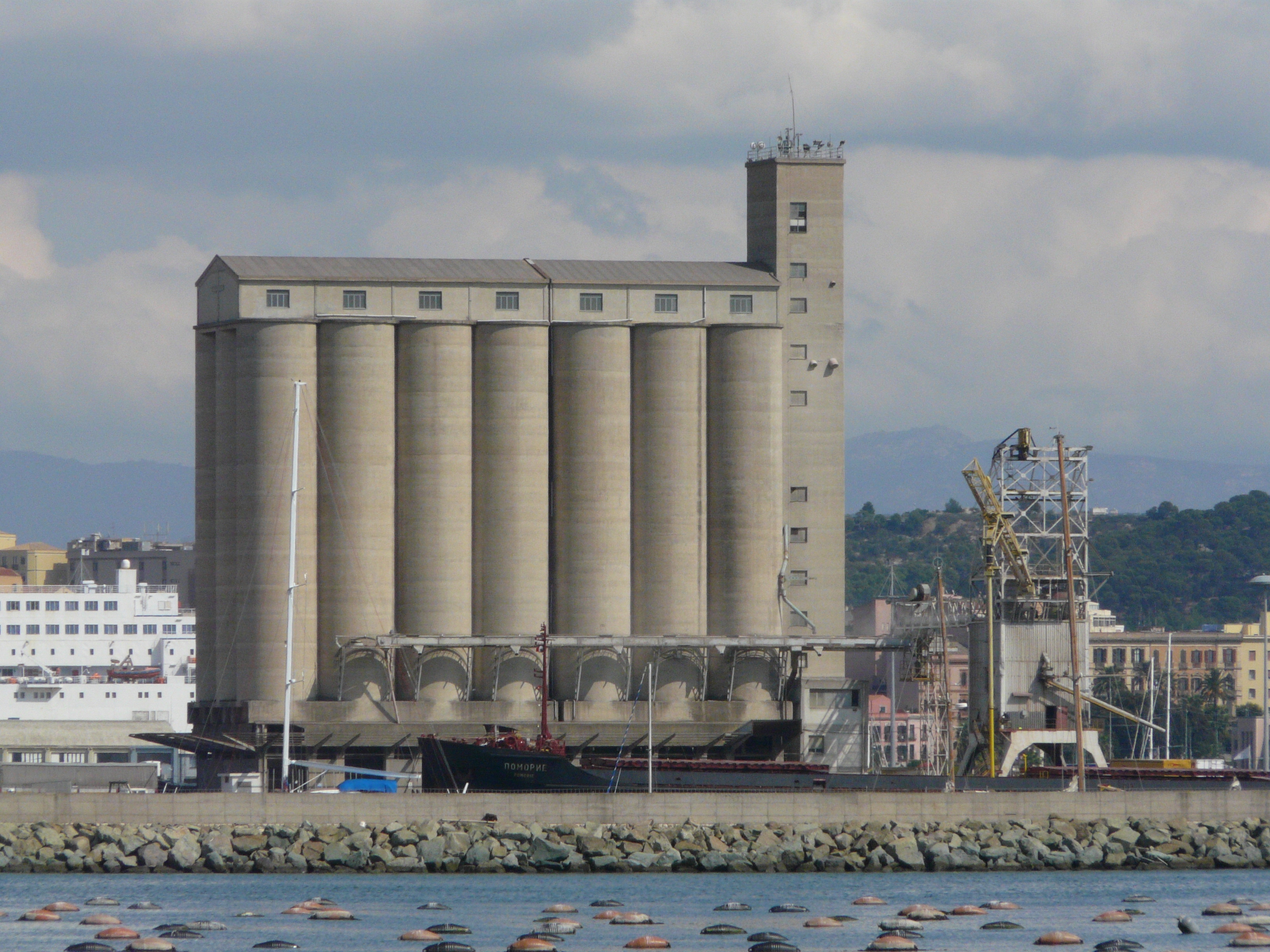 Svolta al porto di Cagliari. “Rischio crolli, giù i silos”. Spesa di 800mila euro