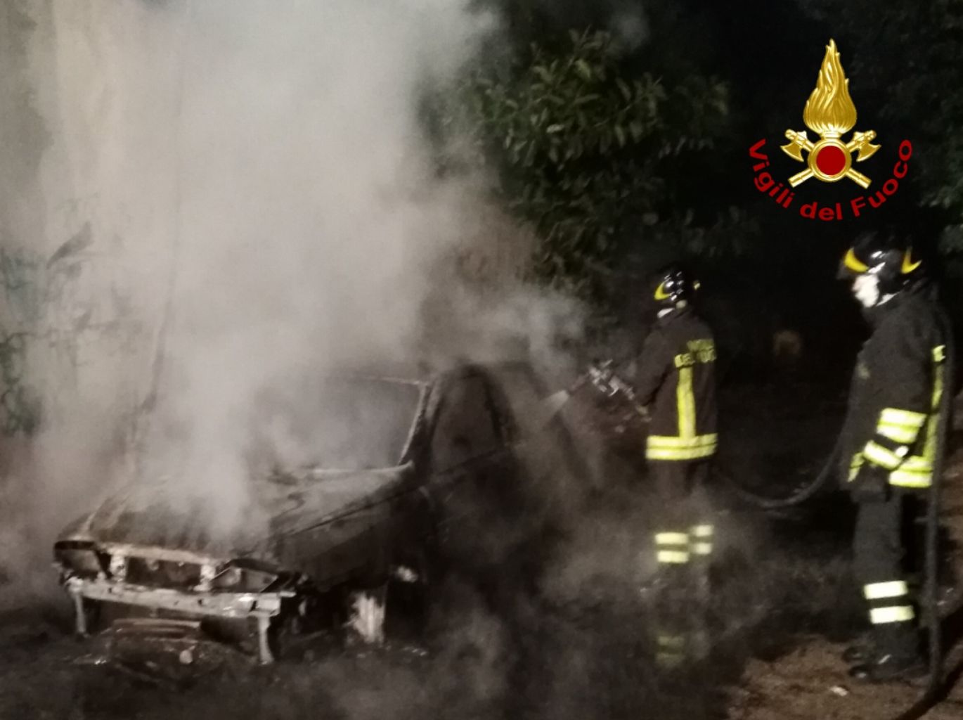 Via Piero della Francesca, auto prende fuoco nella notte