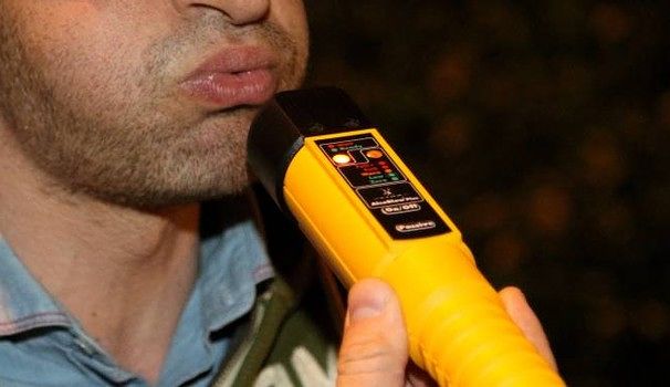 Rifiuta alcol test dopo incidente: auto sequestrata e patente ritirata