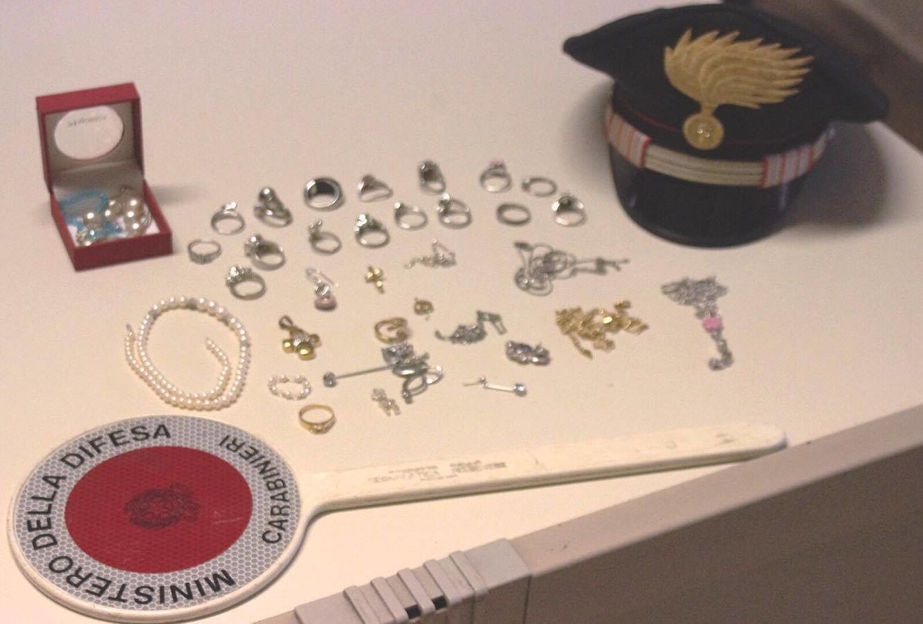 Furto in un casa a Villacidro: rubati gioielli e duemila euro