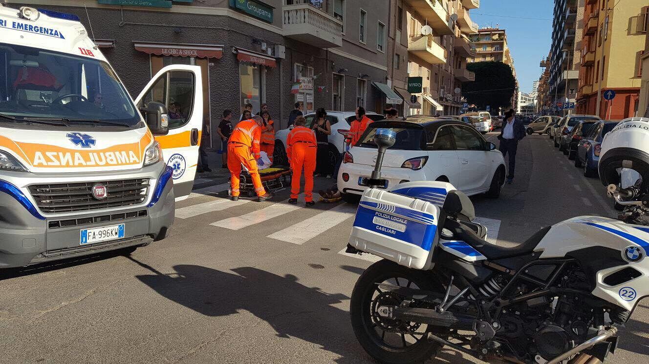 Via Pacinotti, investita mentre attraversa la strada col carrello della spesa