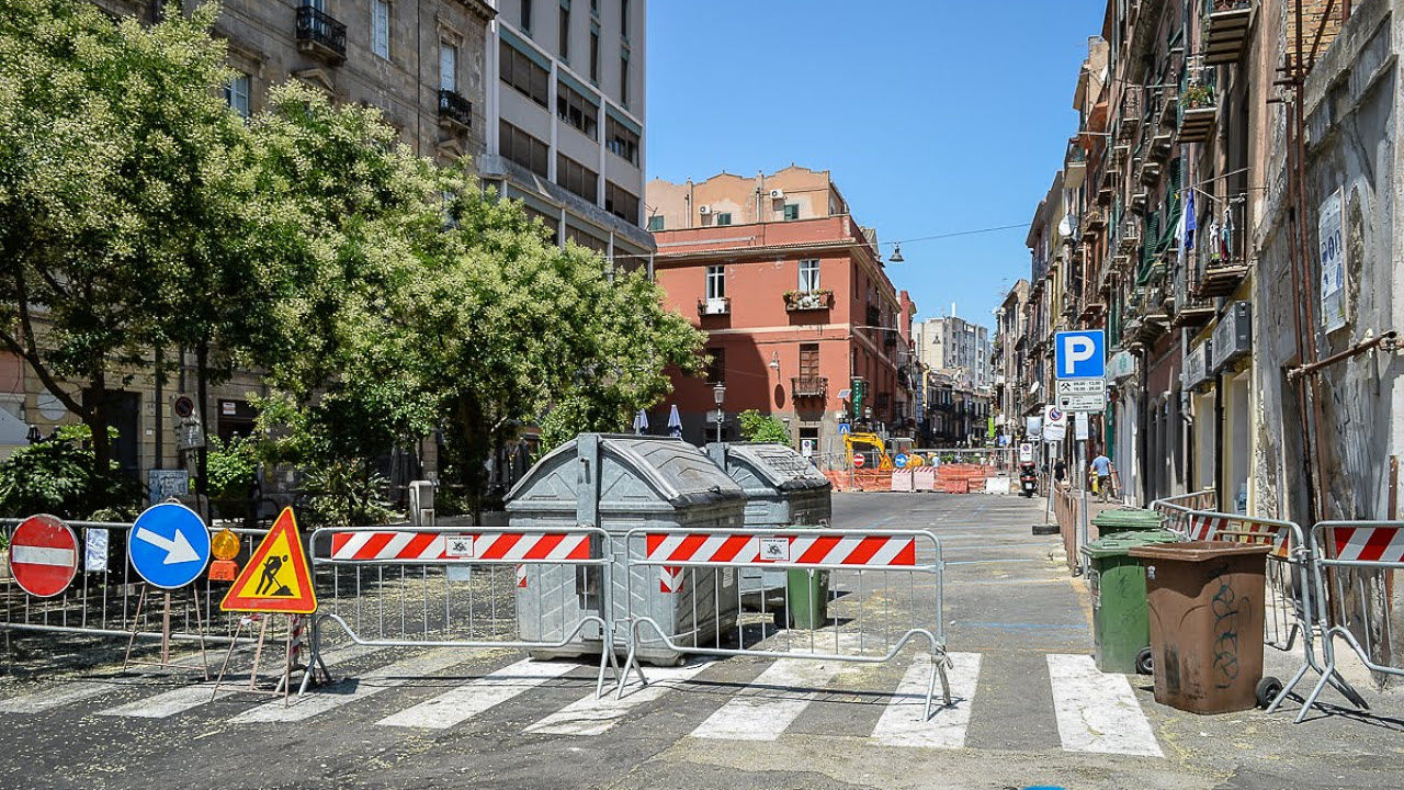 Cantiere domus romana tappa il corso: commercianti in rivolta