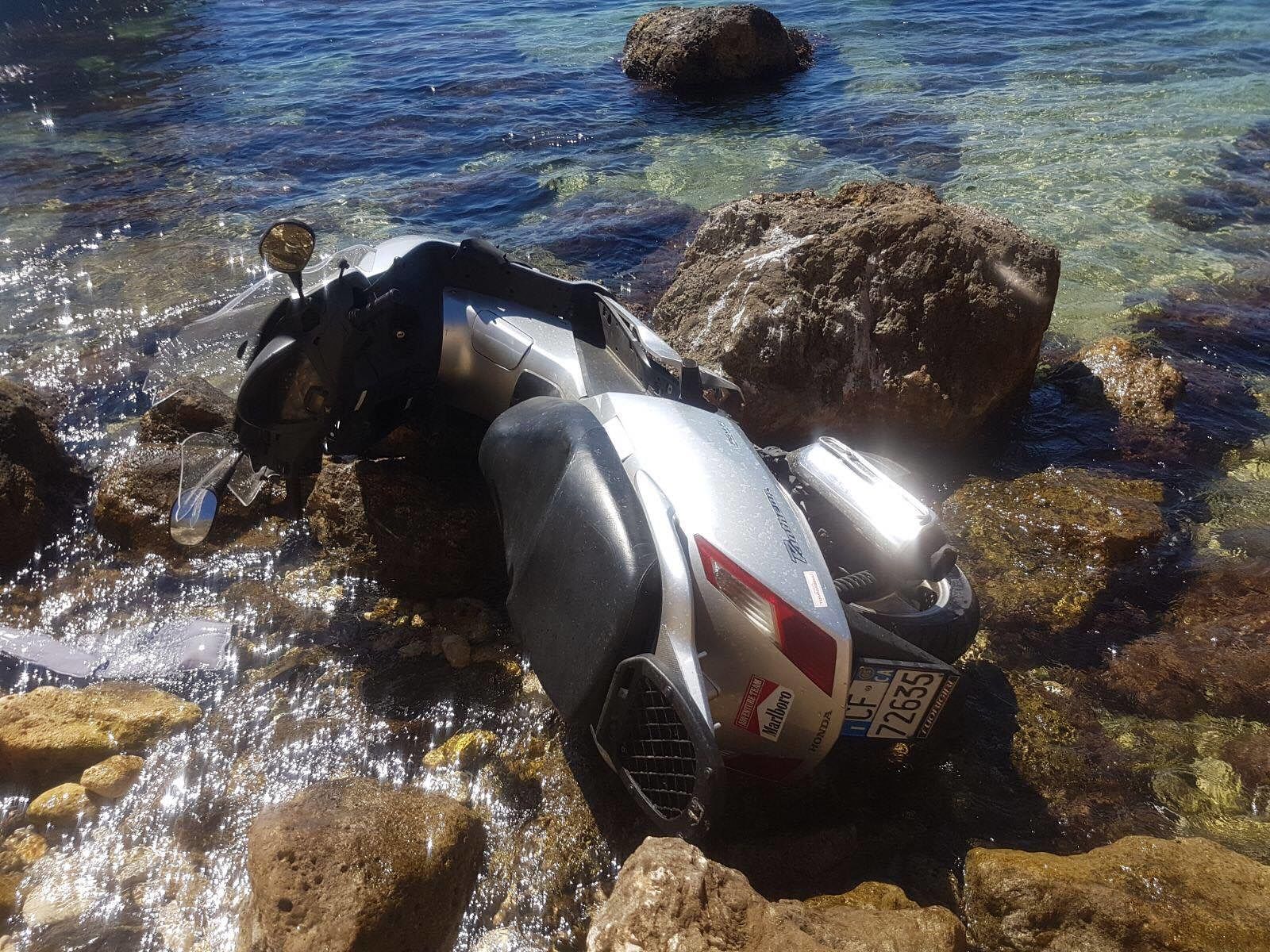 Calamosca, scooter gettato sugli scogli: è stato rubato?