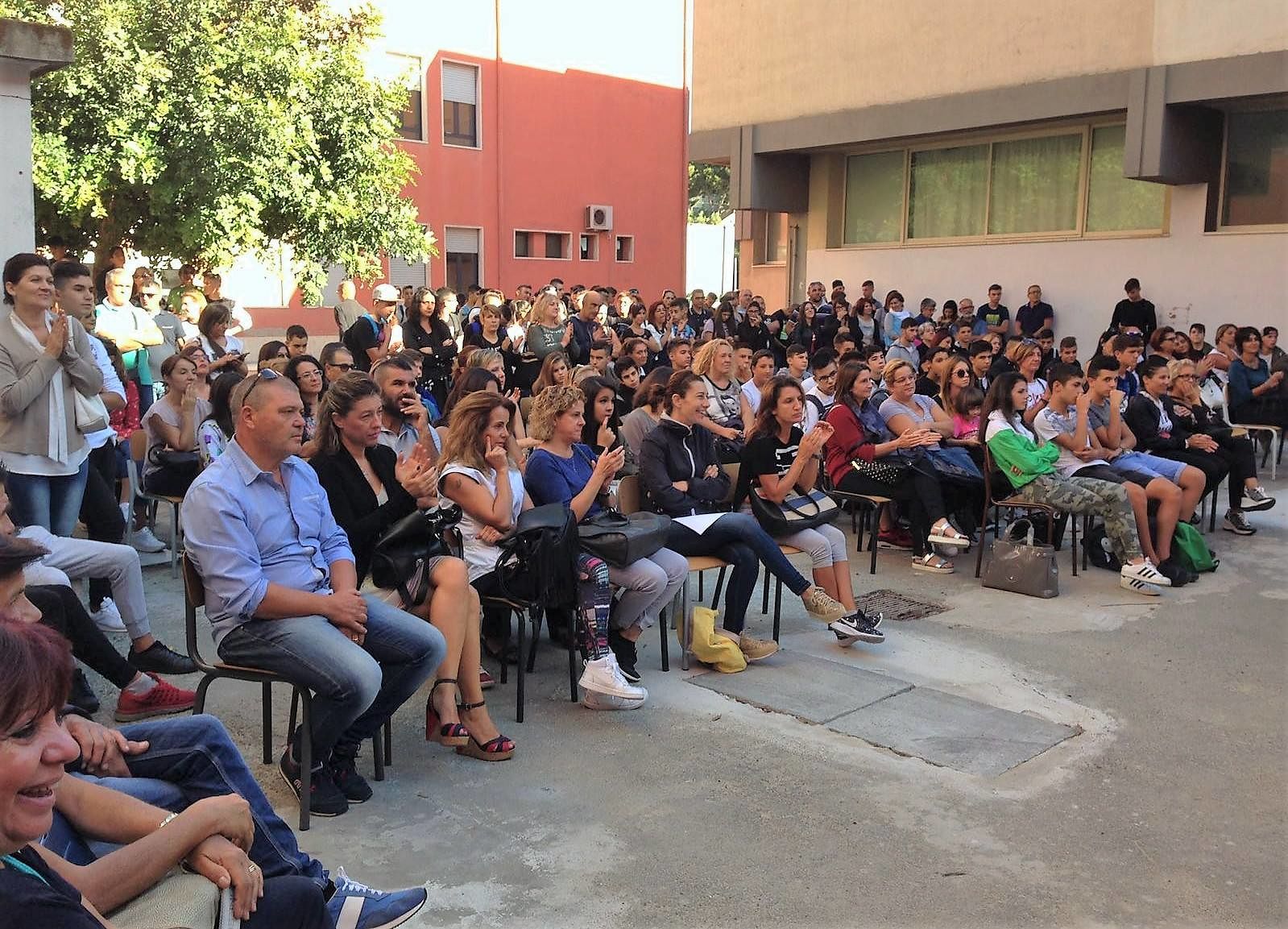 Primo giorno di scuola speciale al Buccari: gli auguri della Marina