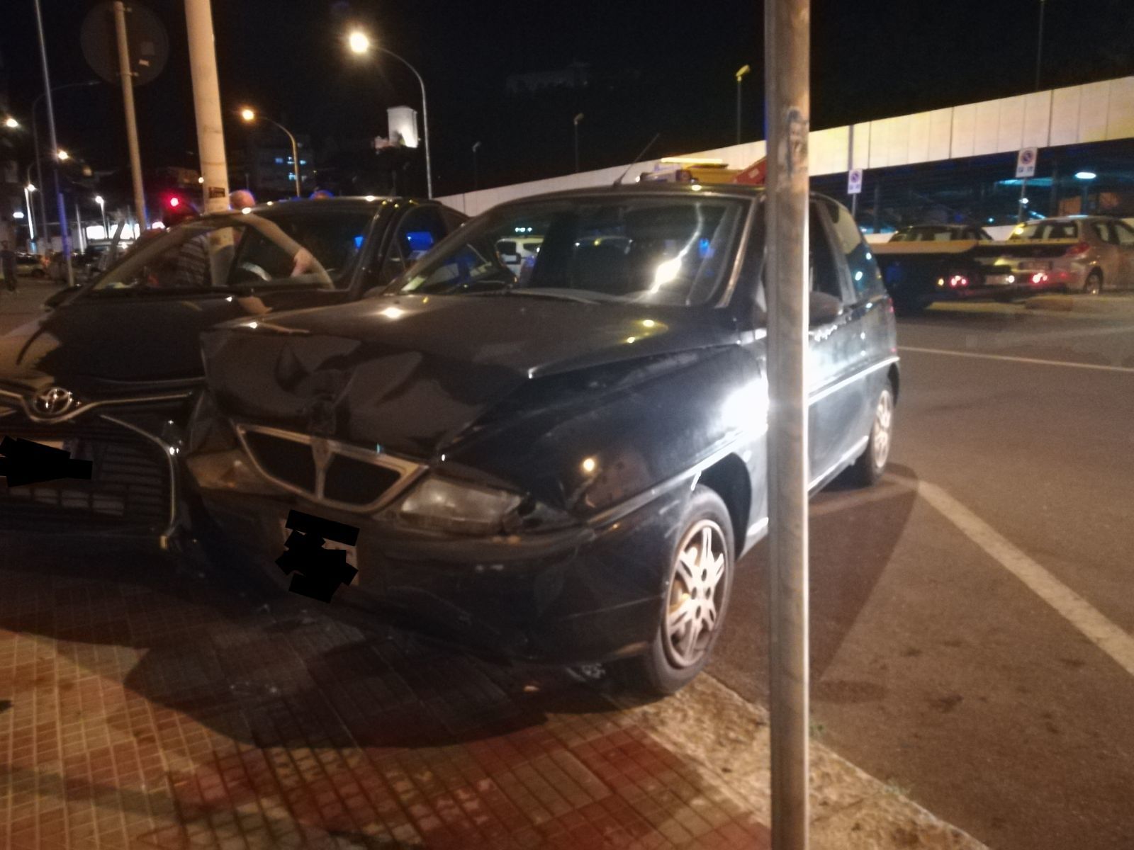 San Benedetto, donna esce dal multipiano e si scontra con auto in sosta