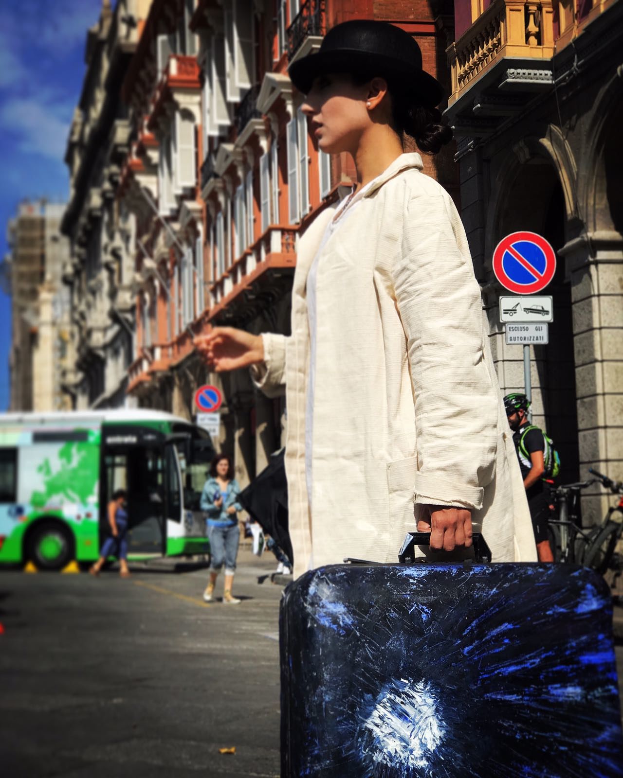 Viaggianti in bicicletta nella via Roma pedonale: l’incursione artistica