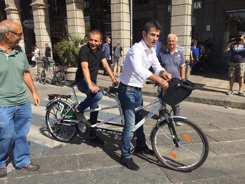 “Bello lo spot di Zedda in via Roma, ma il sindaco sa andare in bici?”