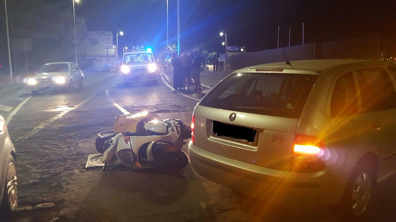 Pirri, portapizze senza patente si scontra contro una Skoda: volo sull’asfalto