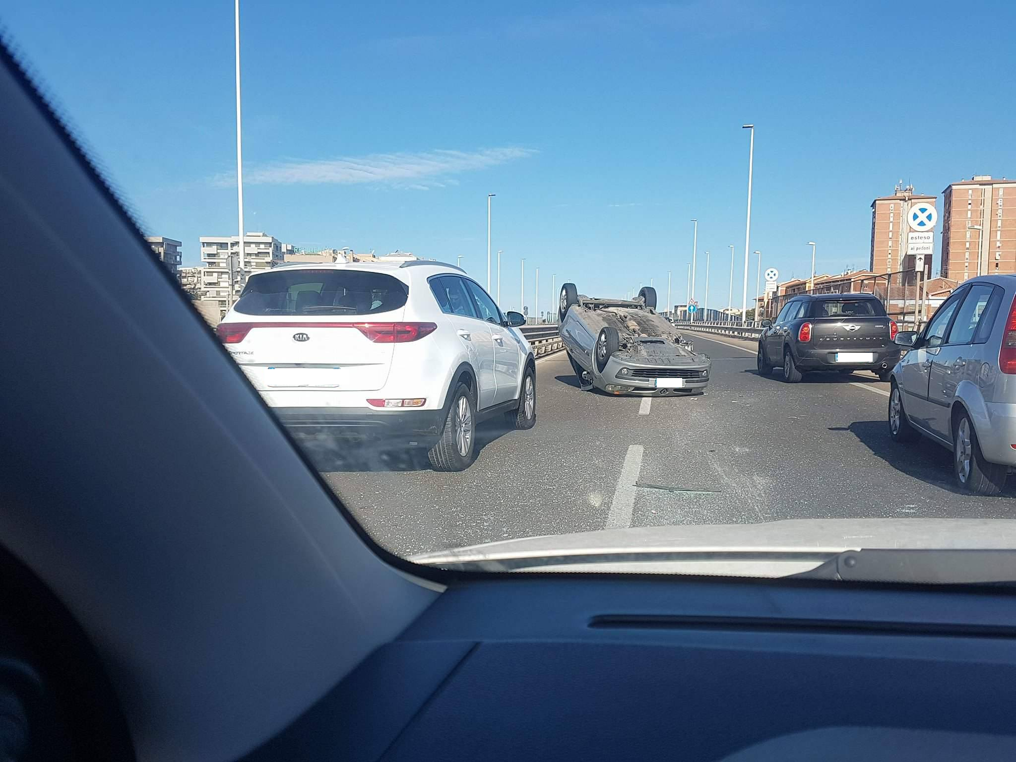 Auto perde il controllo e si ribalta sull’Asse Mediano, traffico in tilt