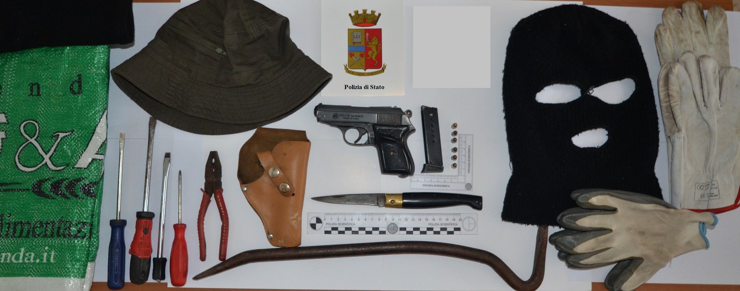 Fermati per un controllo: nell’auto pistola, passamontagna e piede di porco