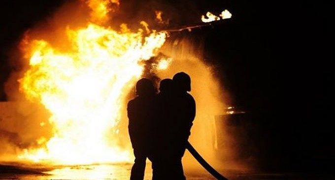 La lascia dopo tre anni di relazione amorosa, lei mette fuoco alla casa