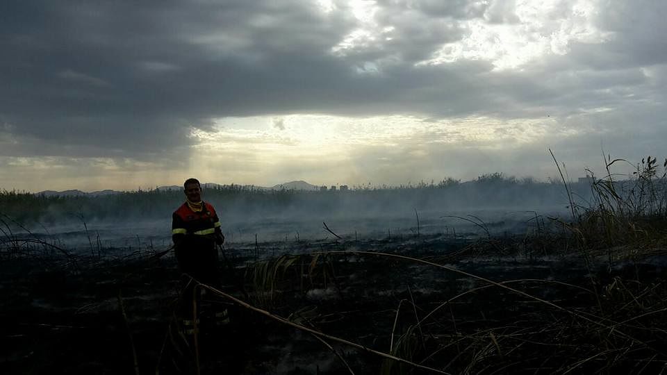 Molentargius come la “terra dei fuochi”: continua a bruciare la discarica sotterranea
