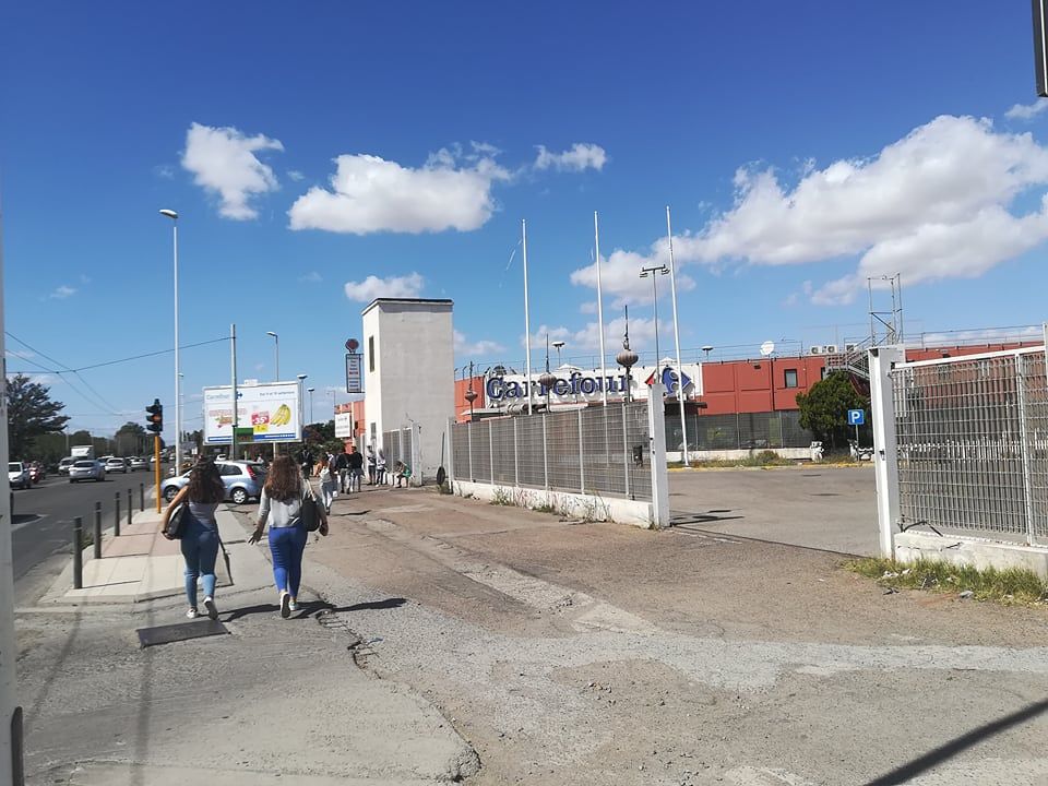 Bullismo, caso-choc in viale Marconi. “Ragazzina aggredita da coetanei, c’era chi filmava col cellulare”