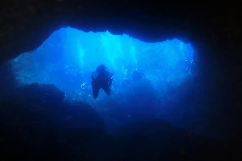 “Sant’Antioco abbraccia il mare” e lo scultore Gianni Salidu. Commemorazione subacquea mozzafiato