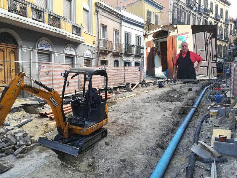 Corso Vittorio, il “tappo” dei lavori. Furia-commercianti: “Piangere o ridere? Bel dilemma”