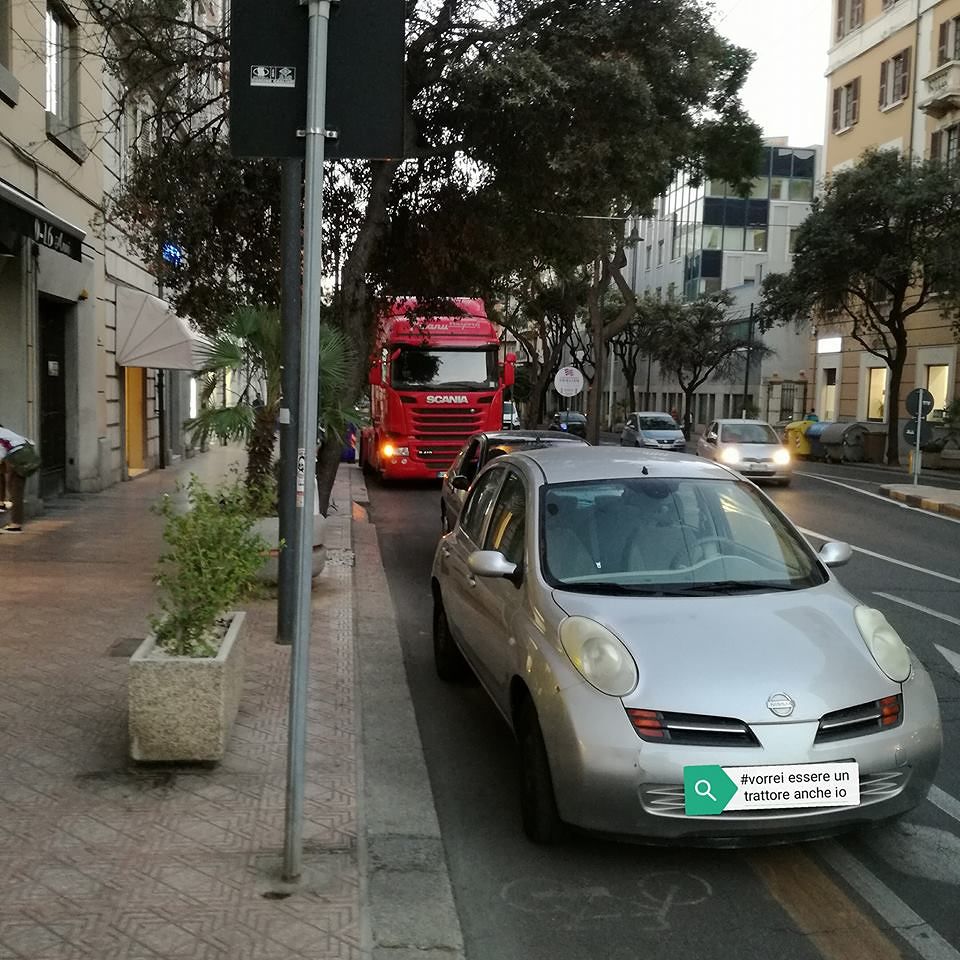 Cagliari, le piste ciclabili violate: il mega trattore rosso umilia i ciclisti