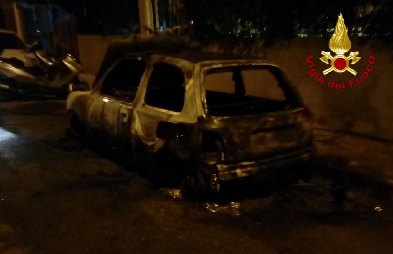 Raid incendiari a Cagliari: in fiamme due auto nella notte