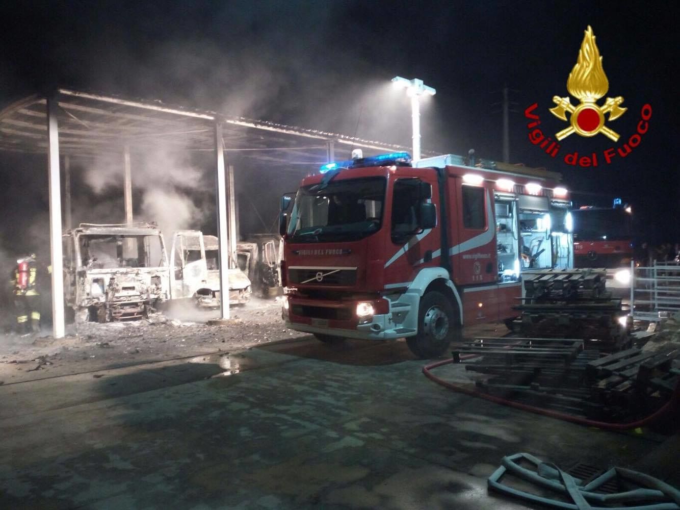 Santadi, incendiati 4 mezzi di un caseificio: distrutti dalle fiamme