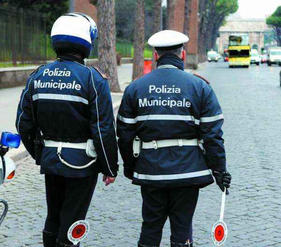 Quartu, vigili con divise e scarpe vecchie: “Andremo a lavoro in borghese”