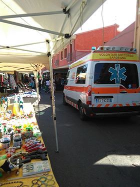 Capoterra, si sente male al mercato ma l’ambulanza resta bloccata tra le bancarelle
