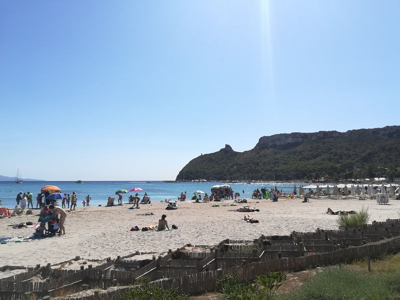 Poetto da favola, primo giorno d’autunno tra sole e tuffi: è boom di giapponesi