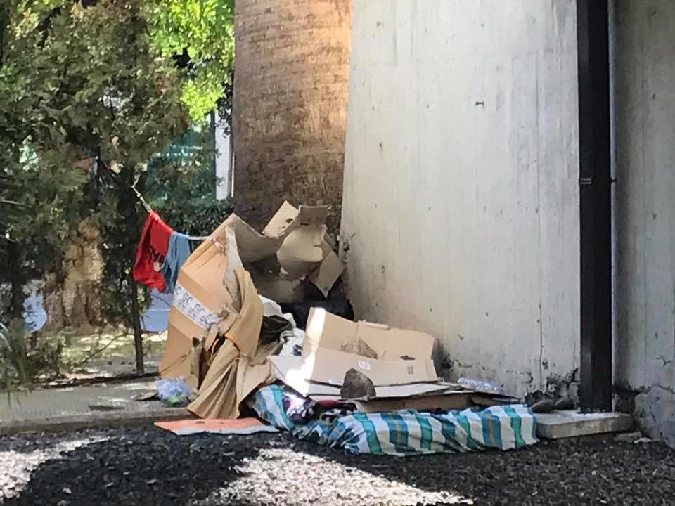 Viale Bonaria, addio baraccopoli: Banco di Sardegna chiude i giardini