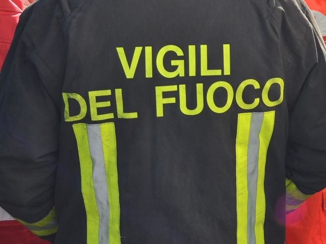 Ramo crolla su auto, dentro due persone: paura a Sant’Avendrace