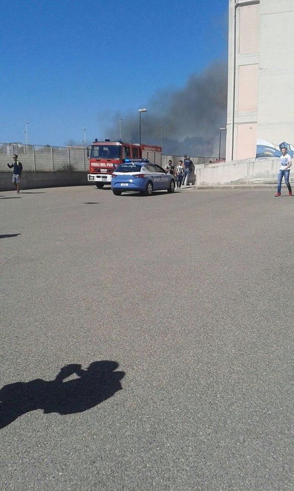 Incendio fuori dall’istituto Marconi, studenti tutti fuori dalle aule