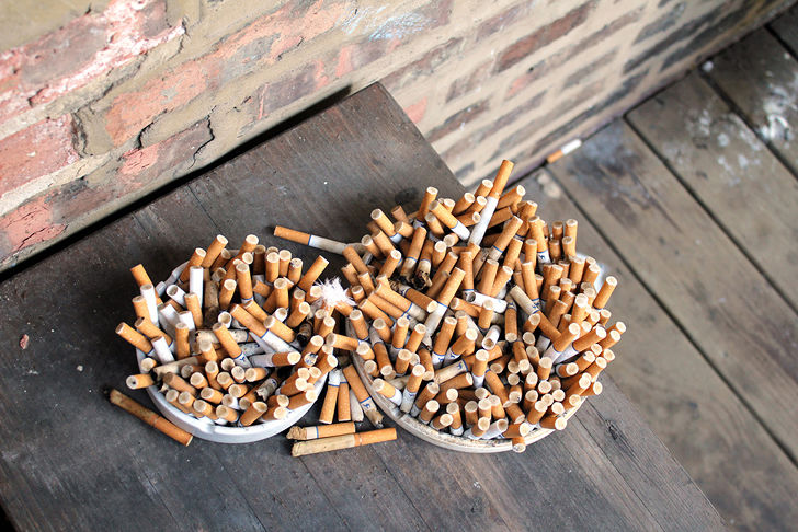 Cagliari, il negoziante nel Largo ripulisce le cicche dei cagliaritani incivili