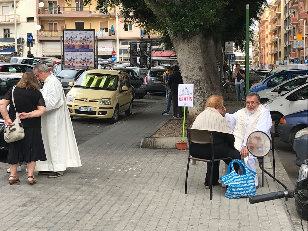 “Confessioni gratis” fuori dal mercato, il mea culpa in strada a Cagliari