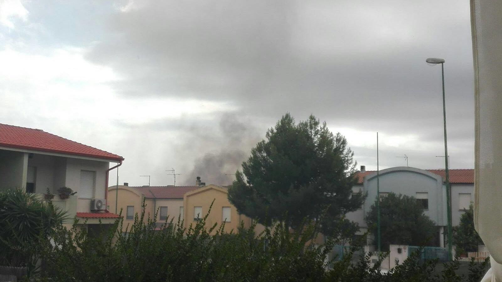 Terra dei fuochi anche a Capoterra: brucia la plastica dietro le case popolari