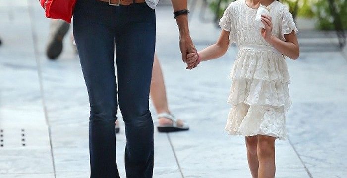 Carbonia, giovane mamma in catene: “Fatemi rivedere mio figlio”