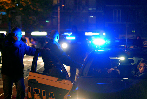 Cagliari, ragazzo aggredito e picchiato da dieci bulli fuori dalla discoteca al Poetto